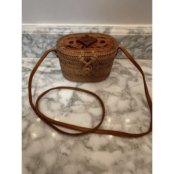 DEWI CROSSBODY RATTAN BASKET WEAVE AND WOOD PURSE - Picture 4 of 11
